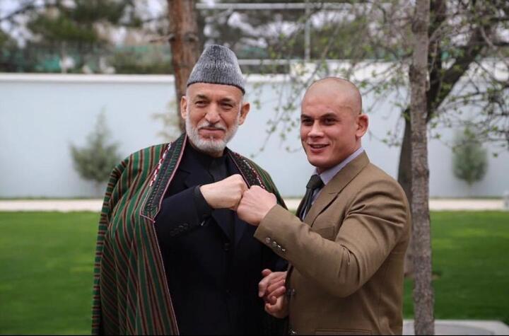 Pendiri MMA Afghanistan Baz Mohammad Mubariz bersama mantan Presiden Ashraf Ghani, dan kembali berperang (Baz Mohammad Mubariz)