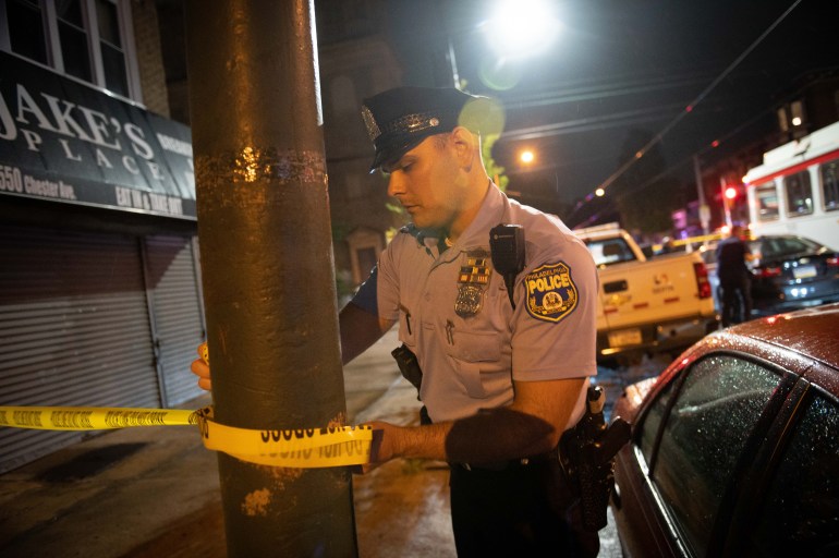Petugas polisi bekerja di lokasi penembakan massal di bagian Kingsessing Philadelphia Selatan