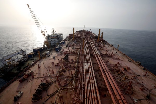 ООН започна да изпомпва петрол от йеменски танкер, за да предотврати катастрофа