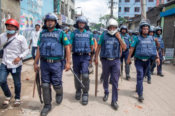 Сблъсъци в Бангладеш между полиция и привърженици на опозицията