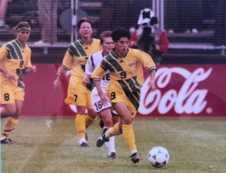 A jogadora australiana Angela Ianotta em ação contra os Estados Unidos na Copa do Mundo Feminina de 1995