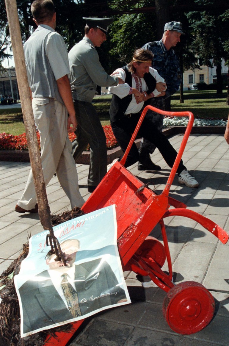 Militiamen attempt to remove Ales Pushkin, 33, after he brought a trolley of dung to the Administration of Belarussian President Alexander Lukashenko in Minsk July 21. Lukashenko's original five-year term of office expired Tuesday, but was extended for a further two years in a 1996 referendum that is not recognised by many Western governments. VF/WAW