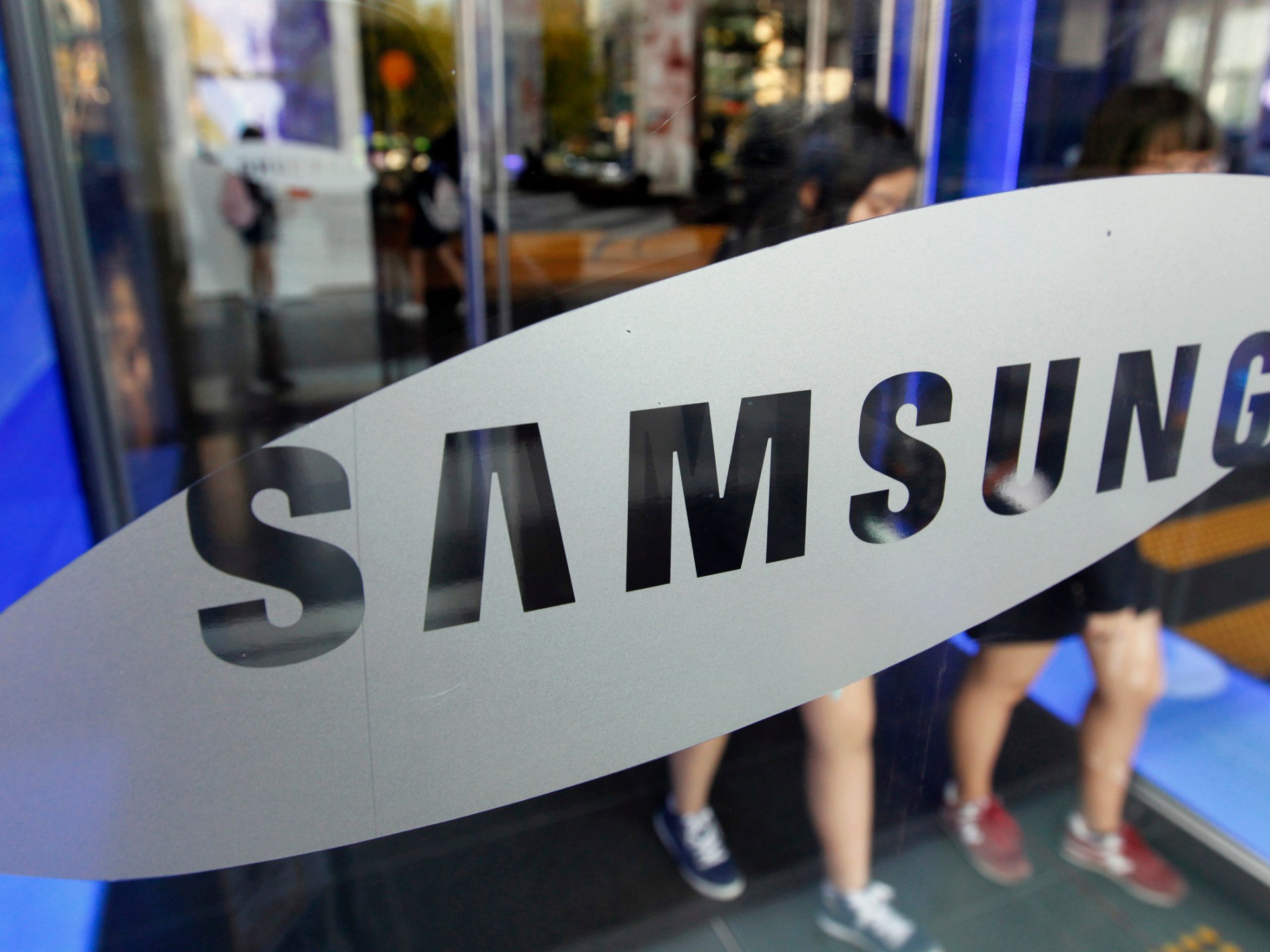 Samsung's profit plunges 95 percent on weak memory chip demand, Technology