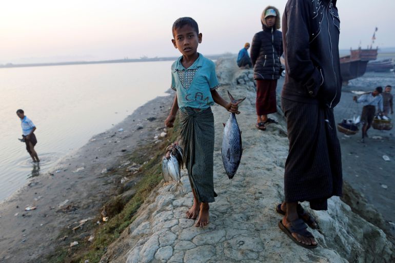 A Rohingya boy carries fishes at the beach in Sittwe in the state of Rakhine, Myanmar March 2, 2017. Picture taken March 2, 2017. REUTERS/Soe Zeya Tun