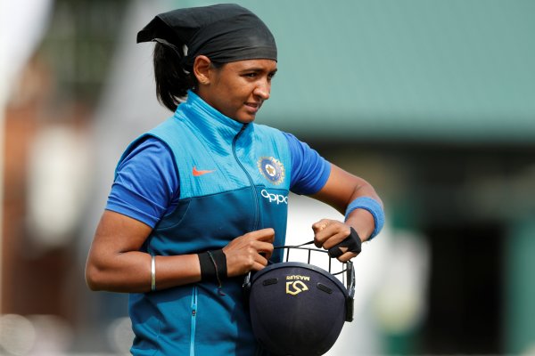 Капитанът на Индия Харманприт Каур получи забрана за два мача за избухване