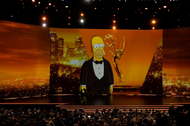     Gambar karakter "Homer Simpson" ditampilkan di atas panggung