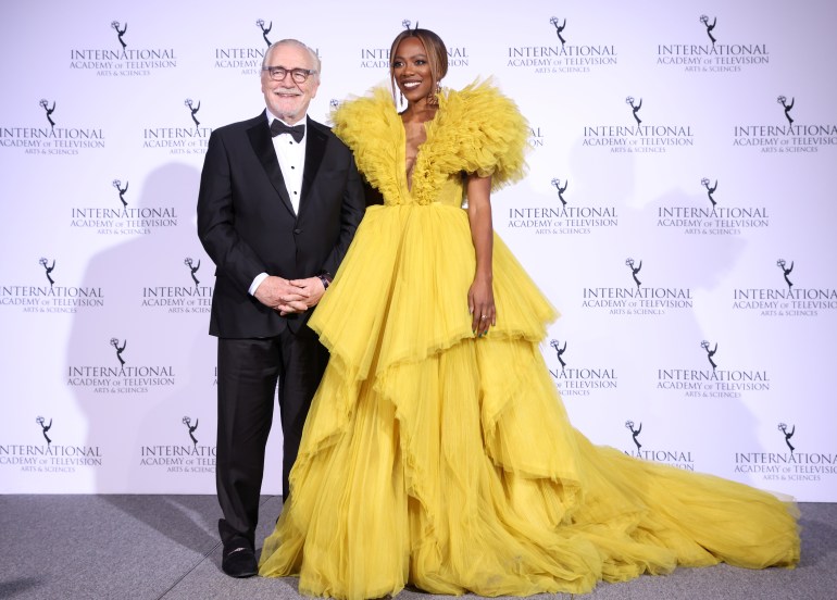 Brian Cox dan Yvonne Orji berpose di belakang panggung Penghargaan Emmy Internasional ke-49 di New York City