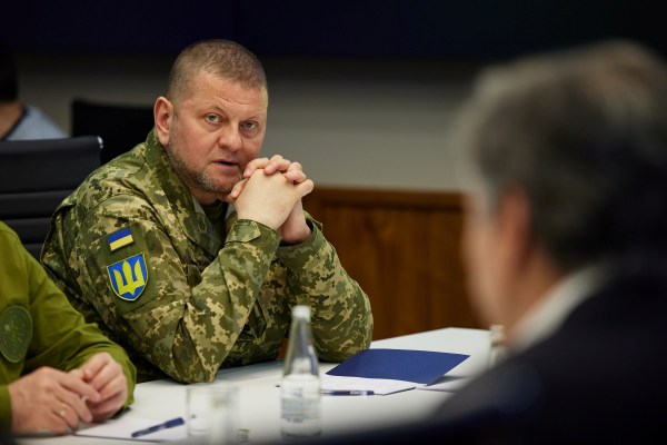 Планира ли Зеленски да уволни популярния висш командир на украинската армия?