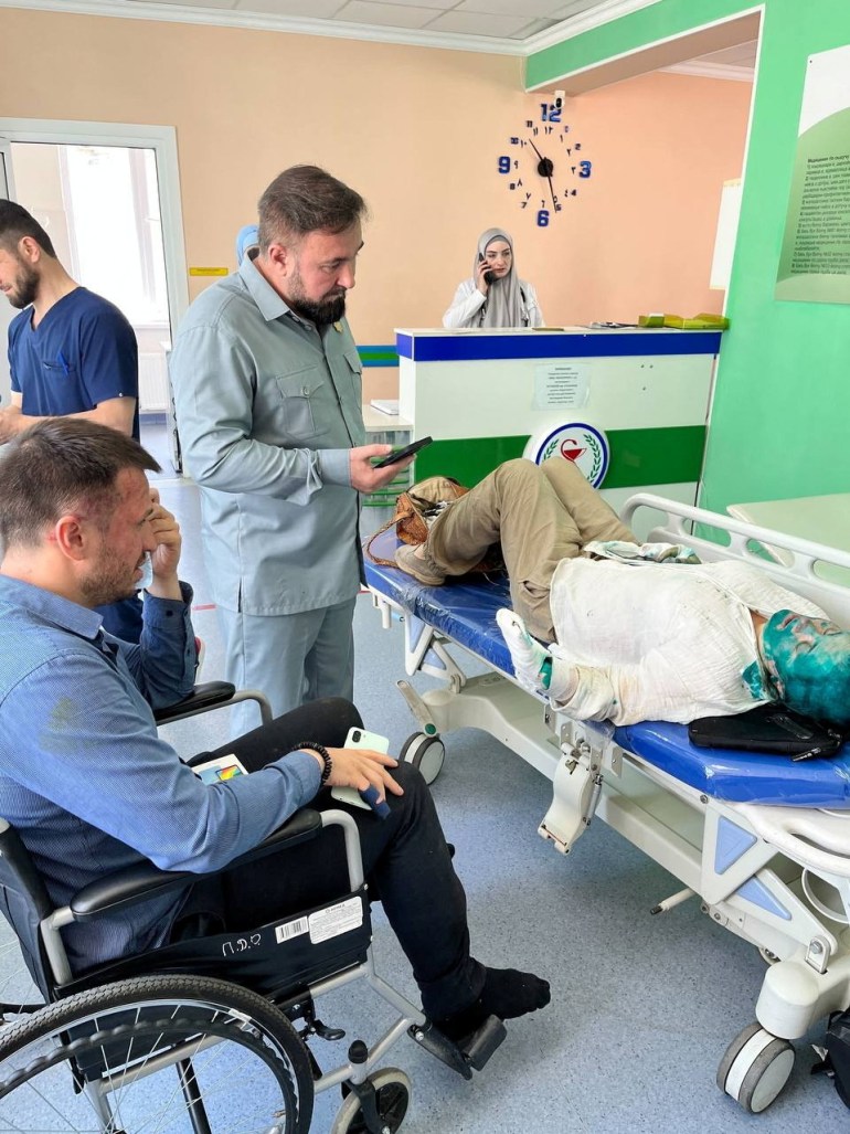 Komisaris Hak Asasi Manusia di Republik Chechnya Mansur Soltaev mengunjungi Yelena Milashina, jurnalis surat kabar independen Novaya Gazeta yang sekarang dilarang, dan pengacara Alexander Nemov di rumah sakit setelah mereka diserang dalam perjalanan ke ibu kota Chechnya, Grozny, dari bandara lokal di Grozny.  , Russia 4 Juli 2023. Crew Against Torture/Handout via REUTERS PERHATIAN EDITOR - GAMBAR INI DISEDIAKAN OLEH PIHAK KETIGA.  TIDAK ADA RESELLER.  TANPA ARSIP.  KREDIT YANG DIBUTUHKAN.