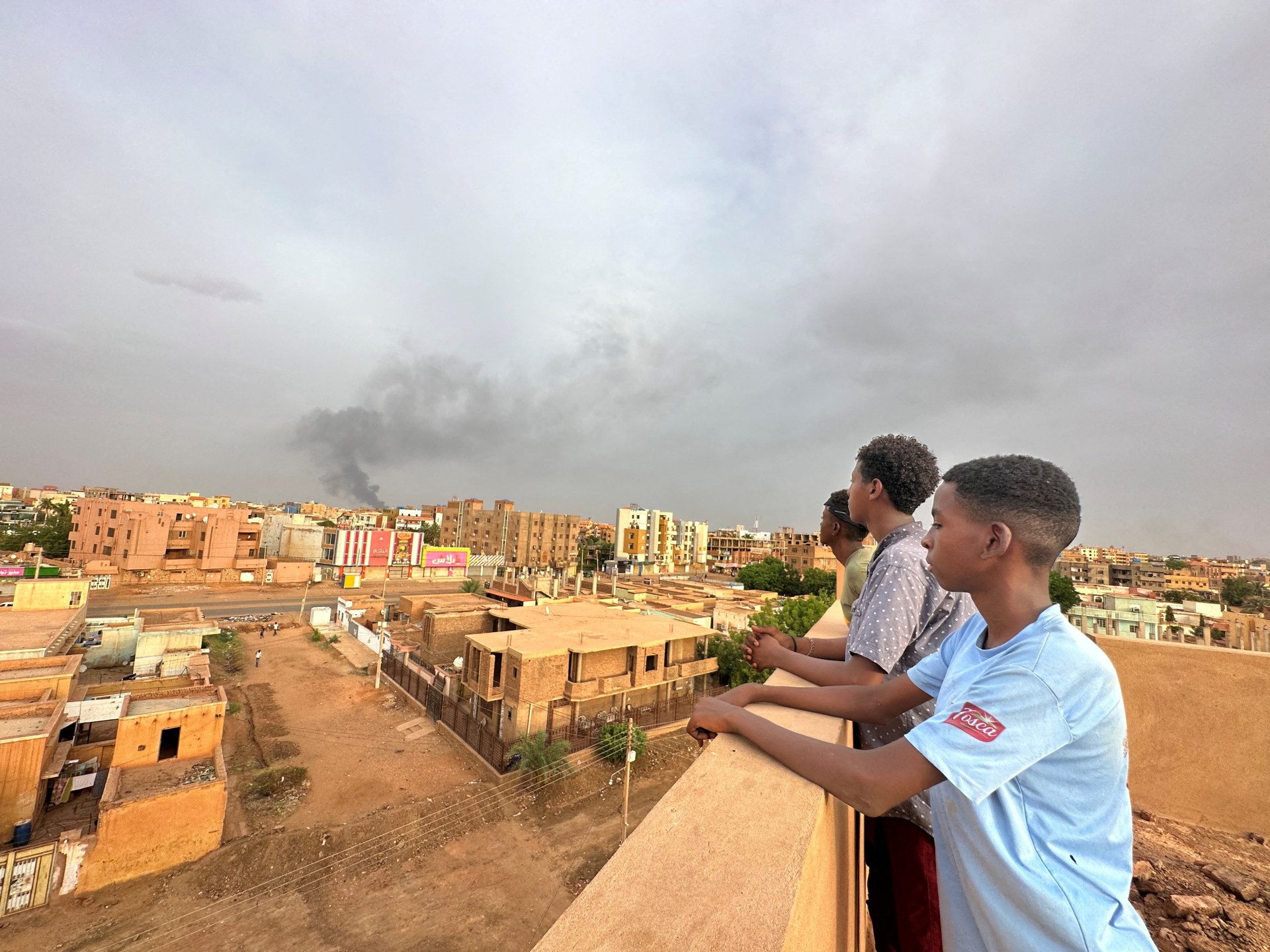 Semakin banyak orang Sudan yang melarikan diri dari pertempuran, Britania Raya memberikan sanksi kepada faksi yang bertikai |  Berita Politik
