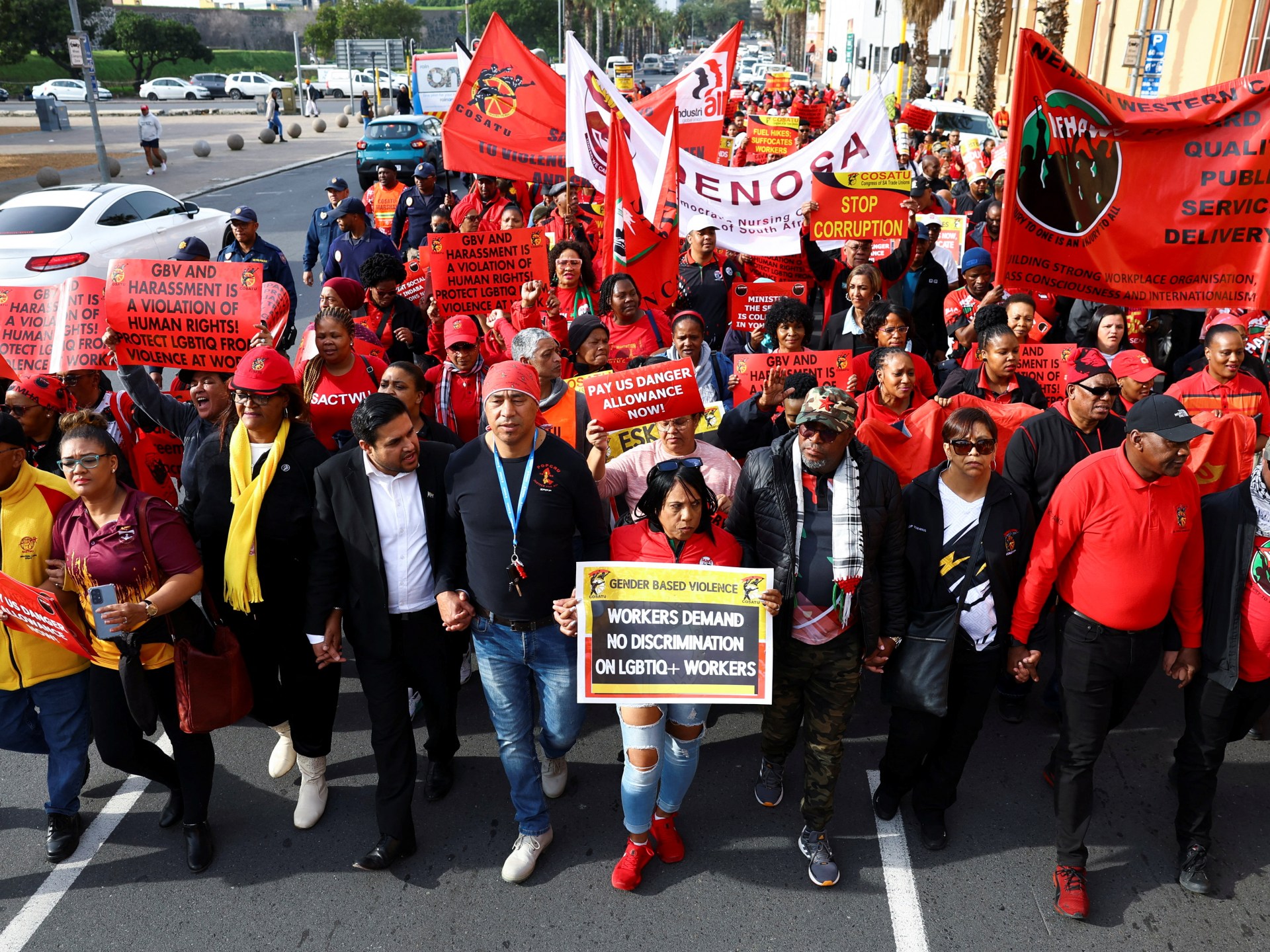 ‘Orang sekarat’: Pekerja Afrika Selatan memprotes kesengsaraan ekonomi |  Berita Protes