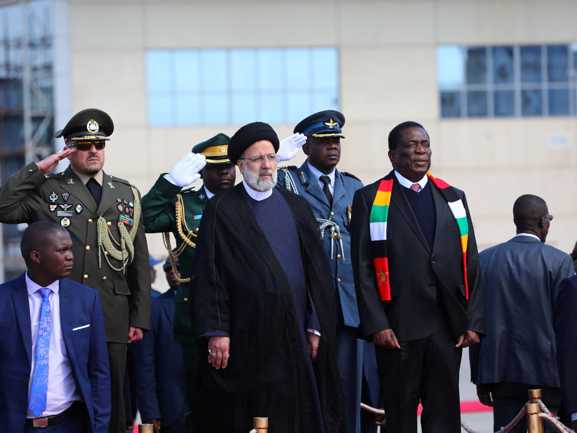 Photo of Keď Raisi končí turné po Afrike, Irán podpisuje dohody so Zimbabwe |  správy