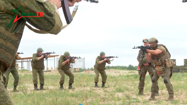 Un groupe de mercenaires russe Wagner mène une formation pour les soldats biélorusses
