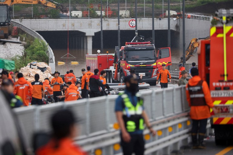 Los equipos de rescate participan en una operación de búsqueda y rescate en un túnel de un río que se inundó debido a las fuertes lluvias en Cheongju, Corea del Sur, el 16 de julio de 2023. 