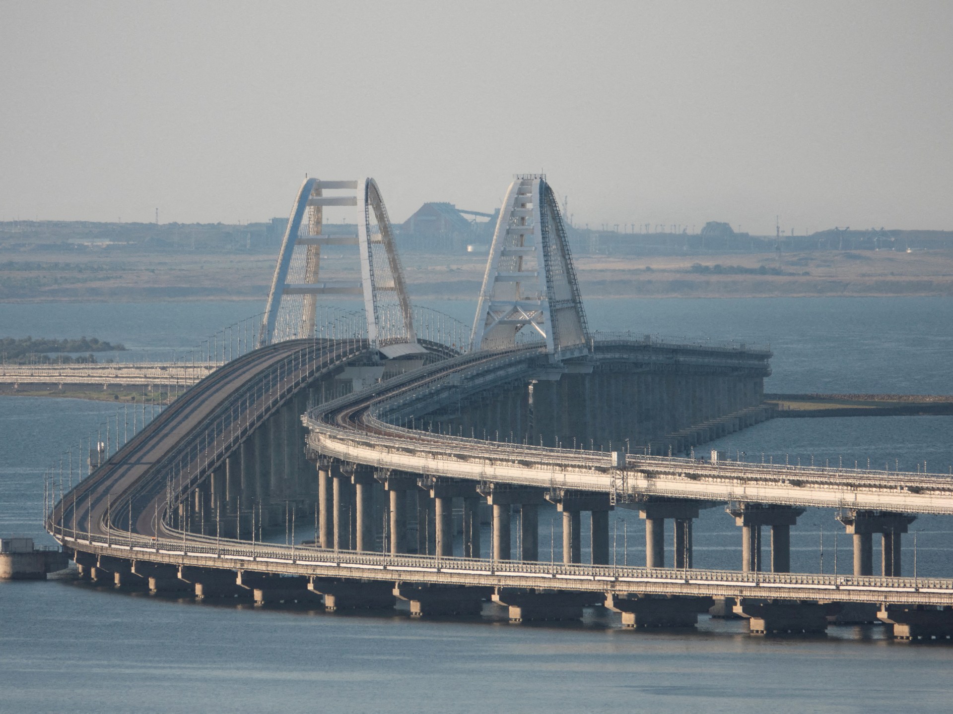 Dua tewas, anak terluka dalam ‘darurat’ di jembatan Krimea Rusia |  Berita perang Rusia-Ukraina