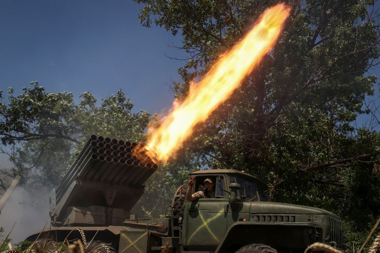 Soldados ucranianos da 59ª Brigada de Infantaria Motorizada Separada das Forças Armadas da Ucrânia disparam um sistema de foguetes de lançamento múltiplo BM-21 Grad em direção às tropas russas perto de uma linha de frente, em meio ao ataque da Rússia à Ucrânia, perto da cidade de Avdiivka, região de Donetsk, Ucrânia em julho 18, 2023. REUTERS/Sofiia Gatilova
