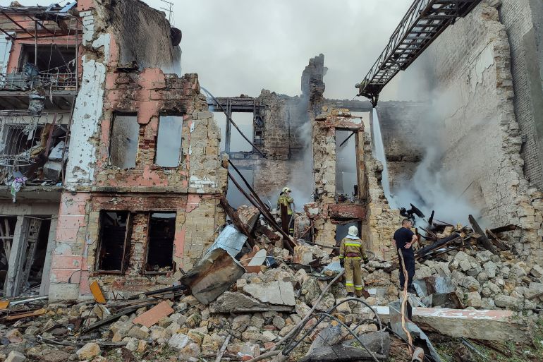 Equipes de resgate trabalham em um prédio residencial fortemente danificado por um ataque de míssil russo, enquanto o ataque da Rússia à Ucrânia continua, em Mykolaiv, Ucrânia, em 20 de julho de 2023.