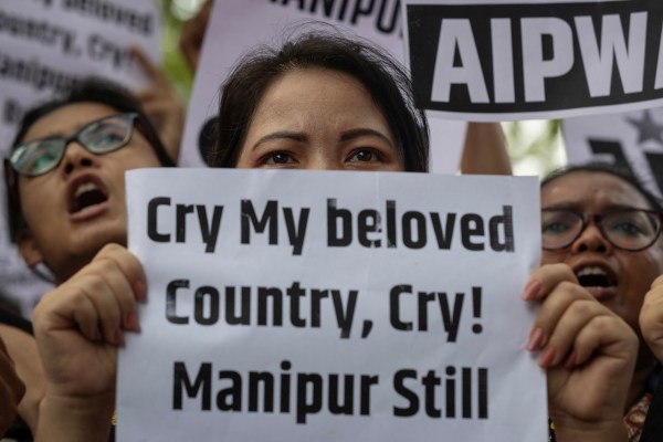 Правителството на североизточния индийски щат Манипур частично отмени забраната за