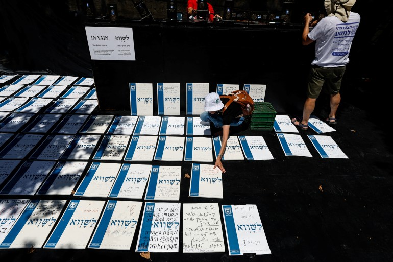 Los manifestantes contra los planes del gobierno israelí para la reforma judicial participan en una instalación denominada "En vano" en el que los familiares de los soldados caídos de Israel escriben notas que afirman que sus familiares cayeron en vano