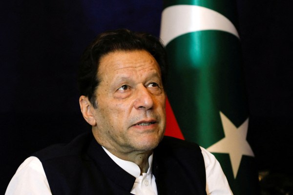 Пакистанският избирателен орган издаде заповед за арест на бившия премиер Хан