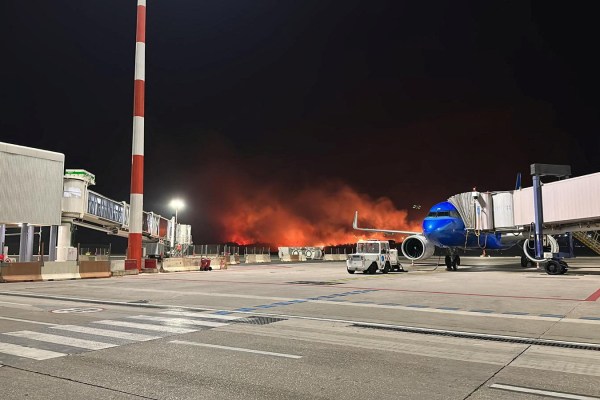 Горски пожар затвори летището в Палермо в Сицилия а бури