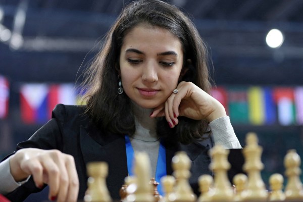 Испания дава гражданство на самоизгнаната иранска шахматистка Сара Хадем