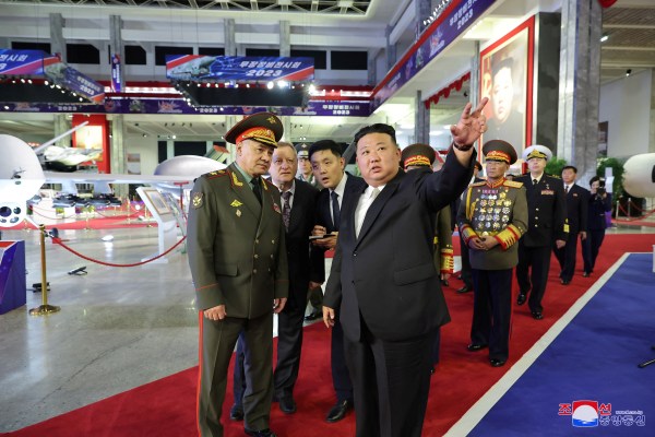 Ким на Северна Корея показва забранени ракети на руския Шойгу