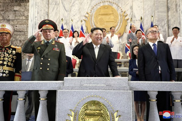 Ким на Северна Корея показа ракети, способни да носят ядрена енергия, и дронове на парад