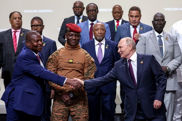 Путин обещава зърно, отписване на дългове, докато Русия търси африкански съюзници