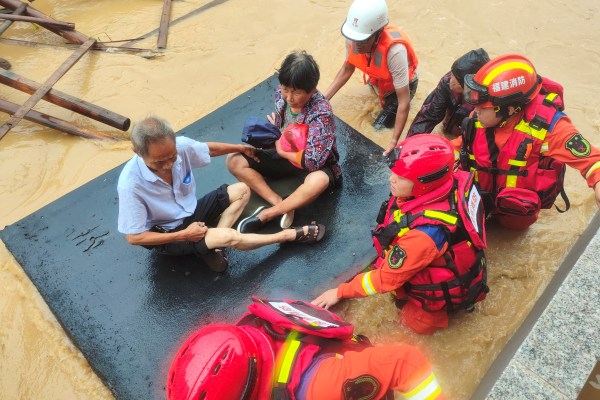 Пекин евакуира хиляди, докато Доксури удря Северен Китай