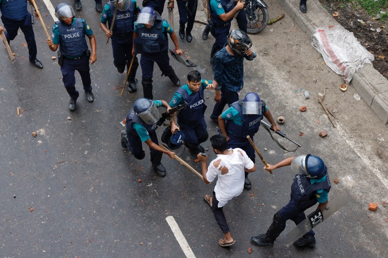 Polisi Bangladesh bentrok dengan pengunjuk rasa yang menyerukan perdana menteri untuk mengundurkan diri |  Berita