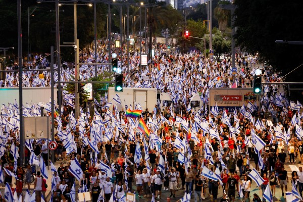 Хиляди развяващи знамена израелци организираха нови общонационални протести дни след