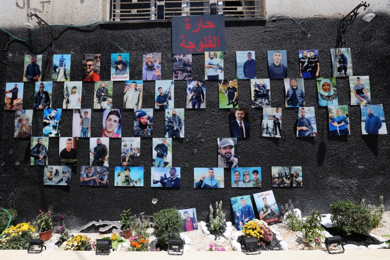 Retratos de pessoas que foram mortas durante o conflito israelense-palestino na cidade ocupada de Jenin, na Cisjordânia, penduradas em uma parede em 5 de julho de 2023.