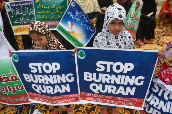 Корани, изгорени пред египетското и турското посолство в Дания