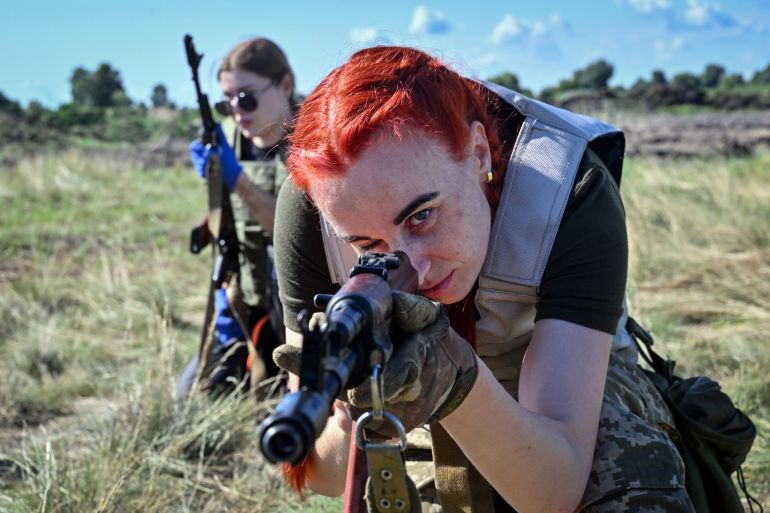 Cadetes ucranianas do sexo feminino, vestindo novos uniformes militares projetados especialmente para mulheres, participam de um treinamento nos arredores de Kiev em 12 de julho de 2023.