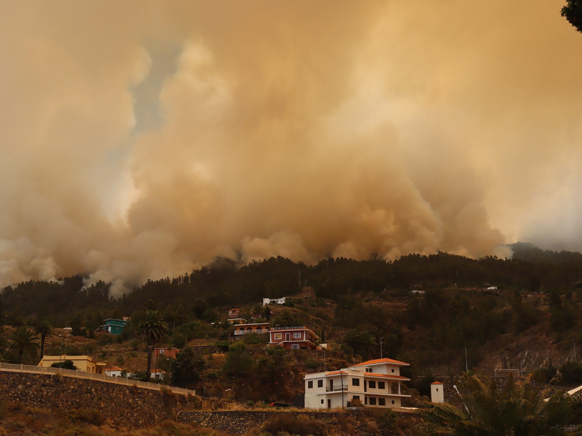 O fogo está queimando ‘fora de controle’ enquanto mais pessoas fogem de La Palma, na Espanha |  Notícias do Clima