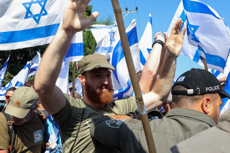 Los miembros de las Fuerzas de Defensa de Israel dispersan a los manifestantes que organizaron un 