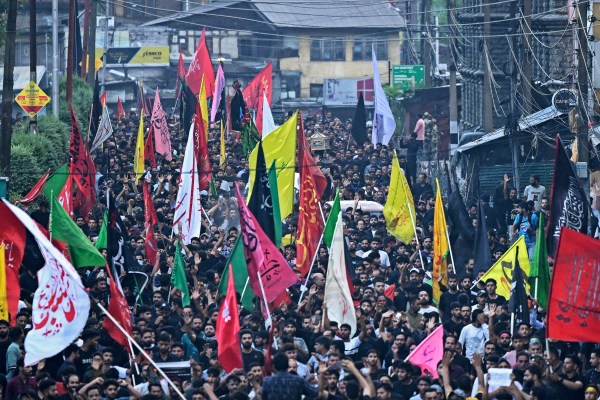 Скърбящите шиити в Кашмир позволиха шествие Мухаррам след три десетилетия