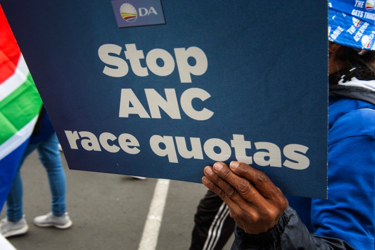Sebuah tanda yang memprotes Undang-Undang Ketenagakerjaan yang Adil di Afrika Selatan