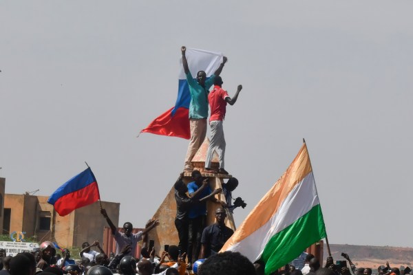 Поддръжници на военното правителство на Нигер излизат на улицата