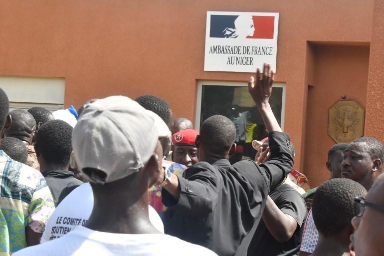 Para pengunjuk rasa berkumpul di depan kedutaan Prancis