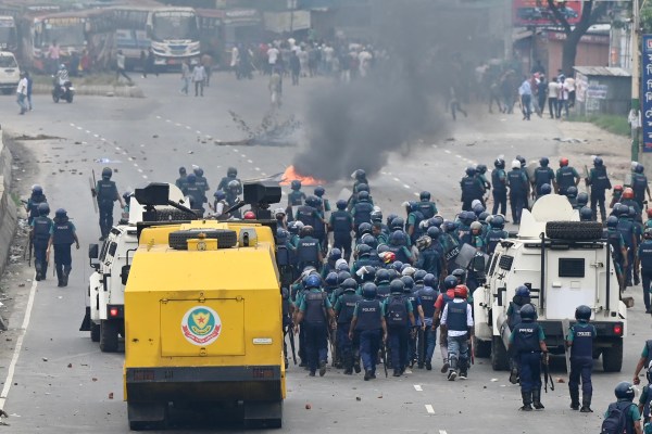 Полицията в Бангладеш се сблъсква с поддръжници на опозицията, използвайки