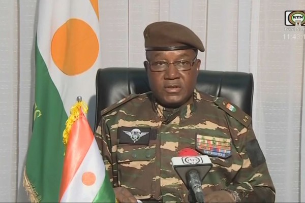 Лидерът на преврата в Нигер заяви, че няма да се