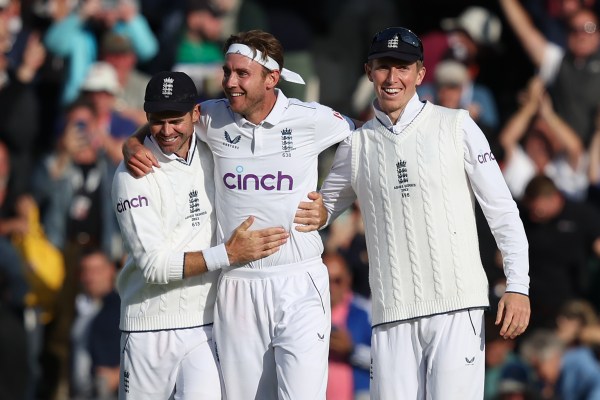 Англия спечели драматичен пети тест за равенство в серията Ashes