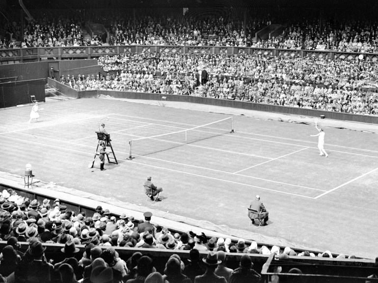 Pertandingan antara juara Amerika Helen Wills dan Elsie Godlsack dari Inggris, dalam pertandingan putaran ketiga mereka di Wimbledon, pada 27 Juni 1928. 
