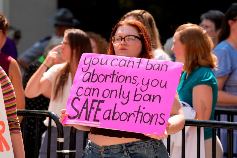 Uma mulher segura uma placa que diz: 'Você não pode proibir o aborto, você só proíbe o aborto SEGURO'.