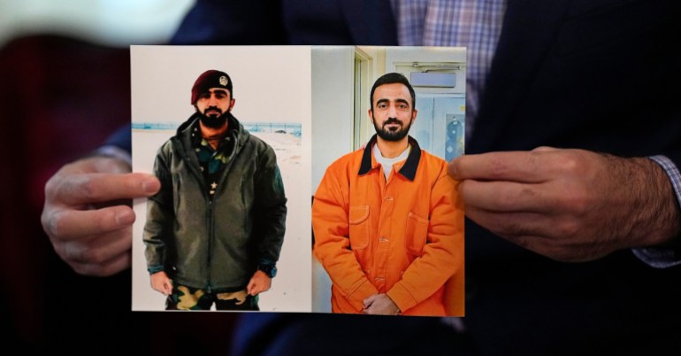 Sepasang tangan memegang dua foto pria yang sama, berdampingan: satu dengan baret dan jaket militer, satu lagi berseragam oranye.