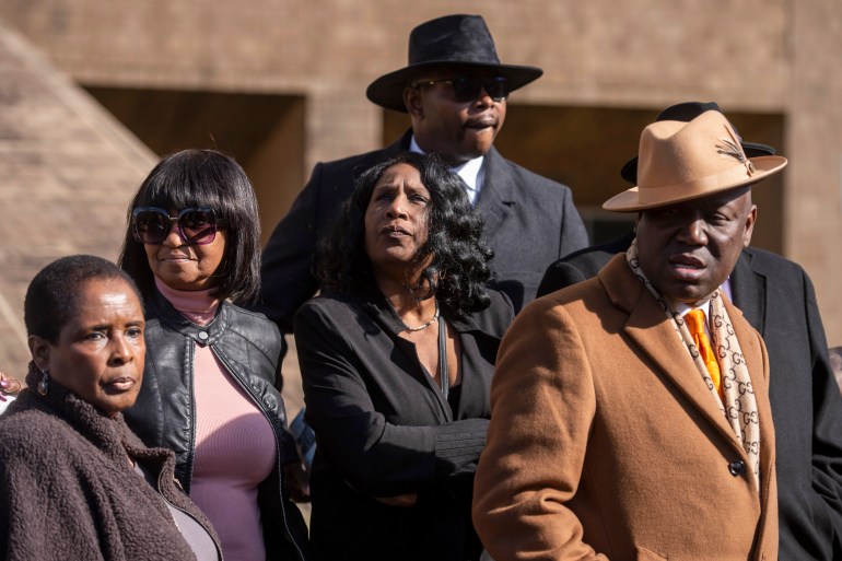 Drie vrouwen en twee mannen verzamelen zich buiten voor een persconferentie in Memphis, na een hoorzitting voor vijf voormalige politieagenten uit Memphis die zijn aangeklaagd voor de dood van Tire Nichols.