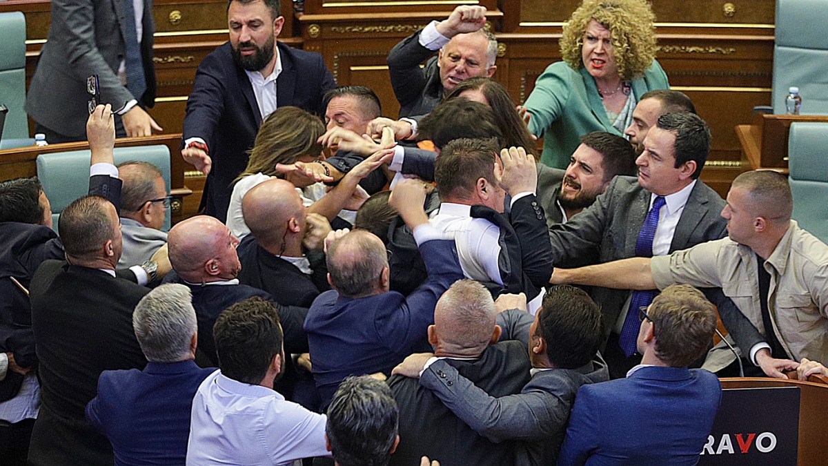 Anggota parlemen Kosovo berkelahi saat PM berbicara tentang de-eskalasi ketegangan dengan Serbia |  Berita Politik