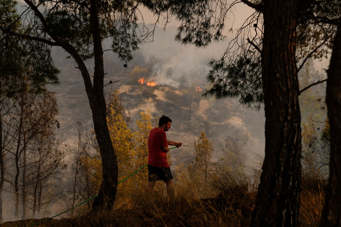 Greece wildfires force thousands to flee seaside resorts